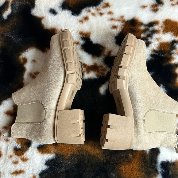 Elegant Cream Ankle Boots - Picture 3 of 6